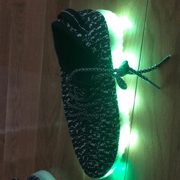 Kids light up shoes gently used. Lights up - Picture 6 of 8